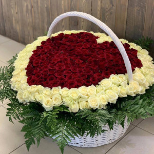 Корзина 301 роза с сердцем