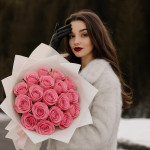 25 розовых роз в белой упаковке