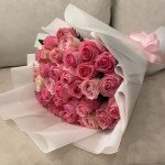 25 розовых роз в белой упаковке