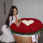 Большая корзина 301 роза с белым сердцем