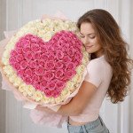 Букет 101 роза с розовым сердцем и нежной упаковкой