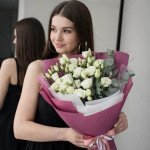 Букет 9 веток белой эустомы с зеленью и оформлением Букет 9 веток белой эустомы с зеленью и оформлением